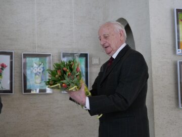 O nouă expoziție ”Flori pentru flori” semnată Radu Bercea, pe simezele muzeului din Gura Humorului