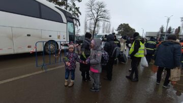 Refugiatele din Ucraina, întâmpinate cu flori, la Vama Siret, de 8 Martie