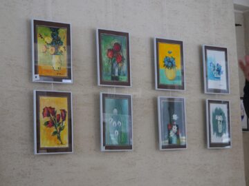 „Flori pentru flori”, expoziția din holul muzeului din Gura Humorului