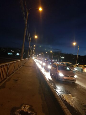Cozi de sute de metri de mașini la benzinării