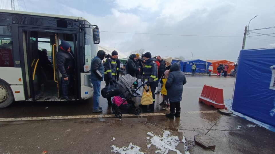 Oamenii vin din cealaltă parte a frontierei doar cu ce au reușit să pună într-o valiză