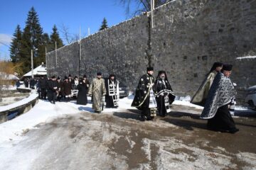 Stavrofora Irina Pântescu, întâia stareță a Mănăstirii Voroneț, condusă pe ultimul drum. Foto: Constantin Ciofu