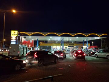 Cozi de sute de metri de mașini la benzinării