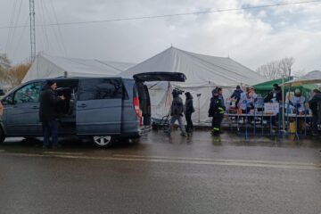 Oamenii vin din cealaltă parte a frontierei doar cu ce au reușit să pună într-o valiză