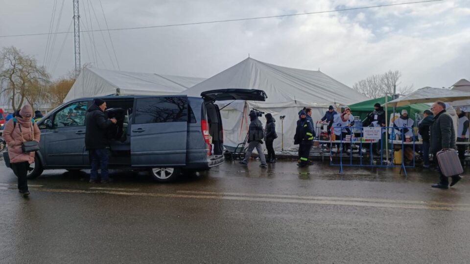 Oamenii vin din cealaltă parte a frontierei doar cu ce au reușit să pună într-o valiză