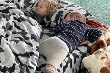 Tabăra de refugiați din sala de sport de la Dumbrăveni este plină până la refuz de ucraineni