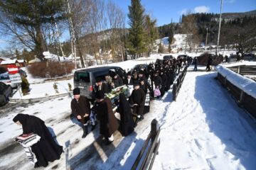 Stavrofora Irina Pântescu, întâia stareță a Mănăstirii Voroneț, condusă pe ultimul drum. Foto: Constantin Ciofu