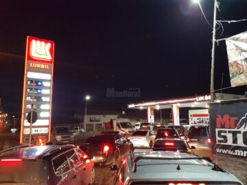 Cozi de sute de metri de mașini la benzinării