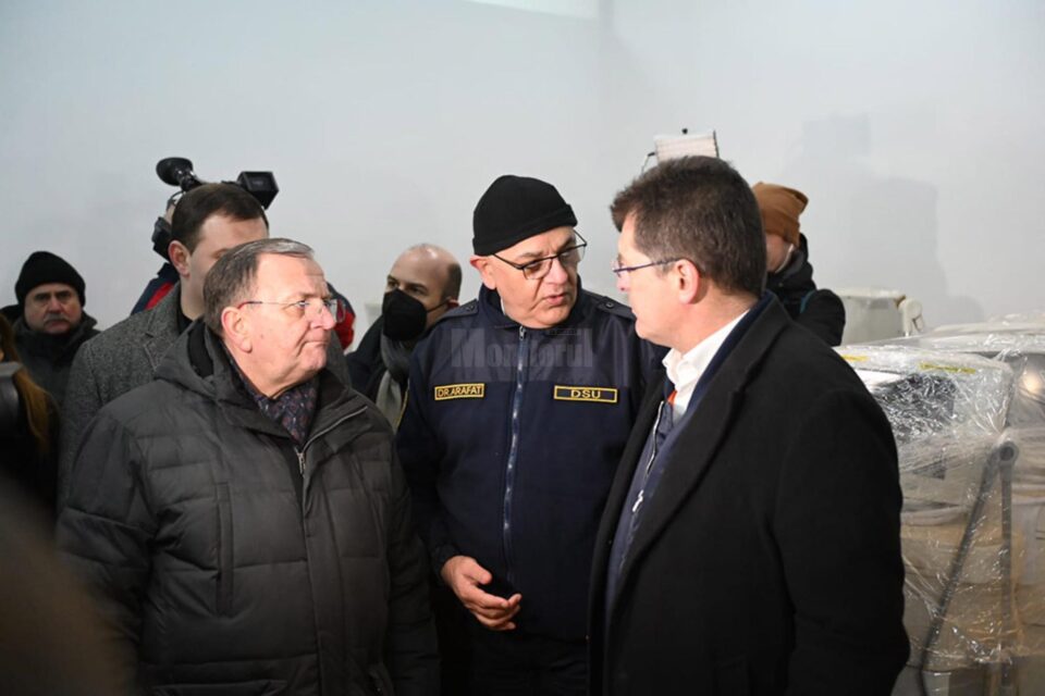 Președintele CJ Suceava, Gheorghe Flutur, comisarul european Janez Lenarčič și șeful DSU din România, Raed Arafat