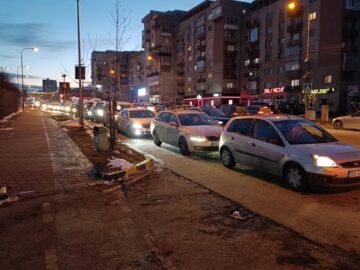 Panică cu cozi mari de mașini la benzinăriile de la ieșirea spre Fălticeni