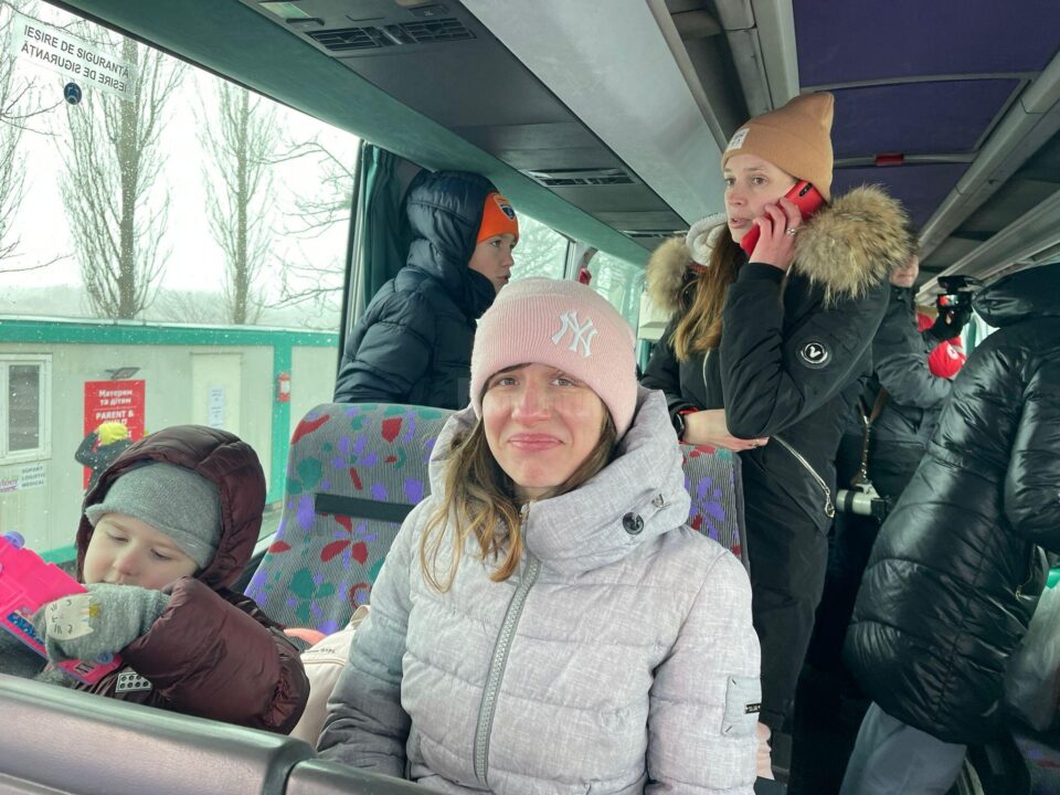 Copiii din Mariupol împreună cu însoțitoarele