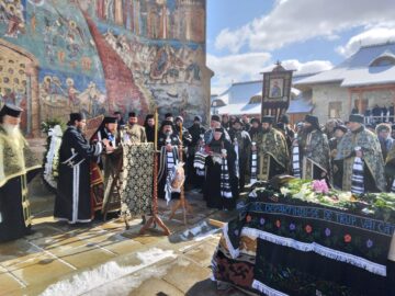 Stavrofora Irina Pântescu, întâia stareță a Mănăstirii Voroneț, condusă pe ultimul drum. Foto: Constantin Ciofu