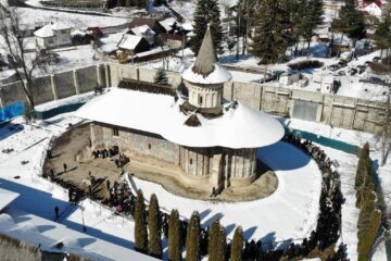 Stavrofora Irina Pântescu, întâia stareță a Mănăstirii Voroneț, condusă pe ultimul drum. Foto: Constantin Ciofu