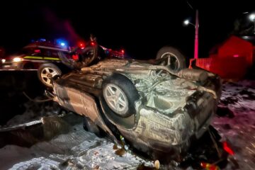 O șoferiță băută s-a răsturnat cu mașina peste gardul unei case