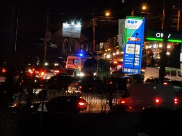 Cozi de sute de metri de mașini la benzinării