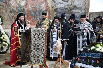 Stavrofora Irina Pântescu, întâia stareță a Mănăstirii Voroneț, condusă pe ultimul drum. Foto: Constantin Ciofu