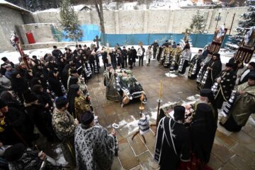 Stavrofora Irina Pântescu, întâia stareță a Mănăstirii Voroneț, condusă pe ultimul drum. Foto: Constantin Ciofu