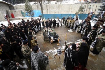 Stavrofora Irina Pântescu, întâia stareță a Mănăstirii Voroneț, condusă pe ultimul drum. Foto: Constantin Ciofu