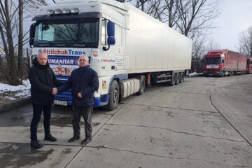 Cele două tiruri încărcate cu bunurile solicitate au fost predate de primarul Ion Lungu omologului său din Cernăuți, Roman Kliciuk