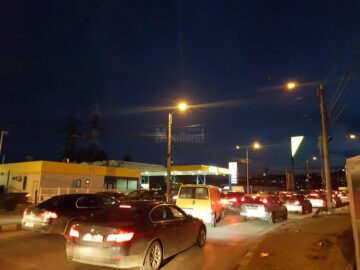 Cozi de sute de metri de mașini la benzinării