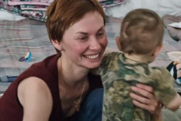 Pompierii au reușit să o facă să zâmbească pe o mamă refugiată cu doi copilași