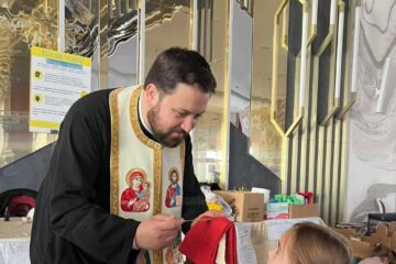 Zeci de copii ucraineni din adăpostul pentru refugiați amenajat la Hotelul Mandachi au fost împărtășiți vineri dimineață de preoți suceveni