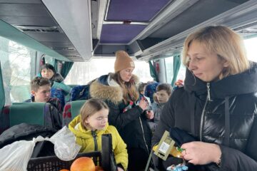 Copii din Mariupol împreună cu însoțitoarele