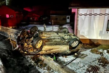 O șoferiță băută s-a răsturnat cu mașina peste gardul unei case
