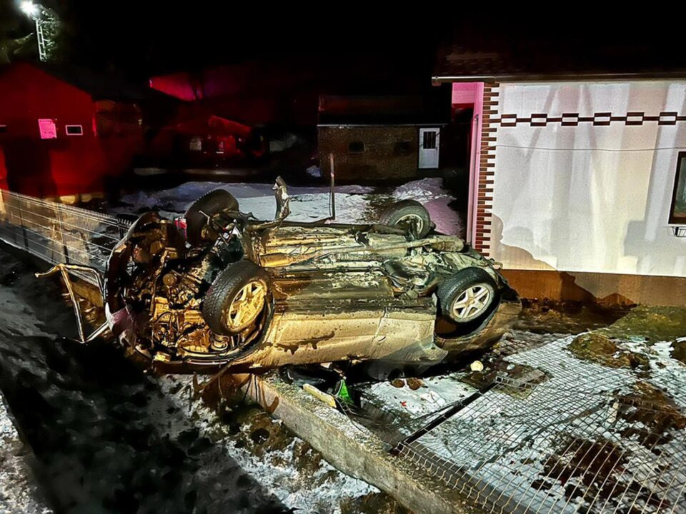 O șoferiță băută s-a răsturnat cu mașina peste gardul unei case