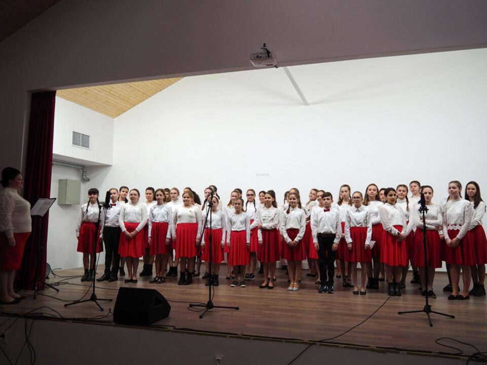 Elevii Școlii Gimnaziale „Cristofor Simionescu” Plopeni au organizat un spectacol dedicat mamei