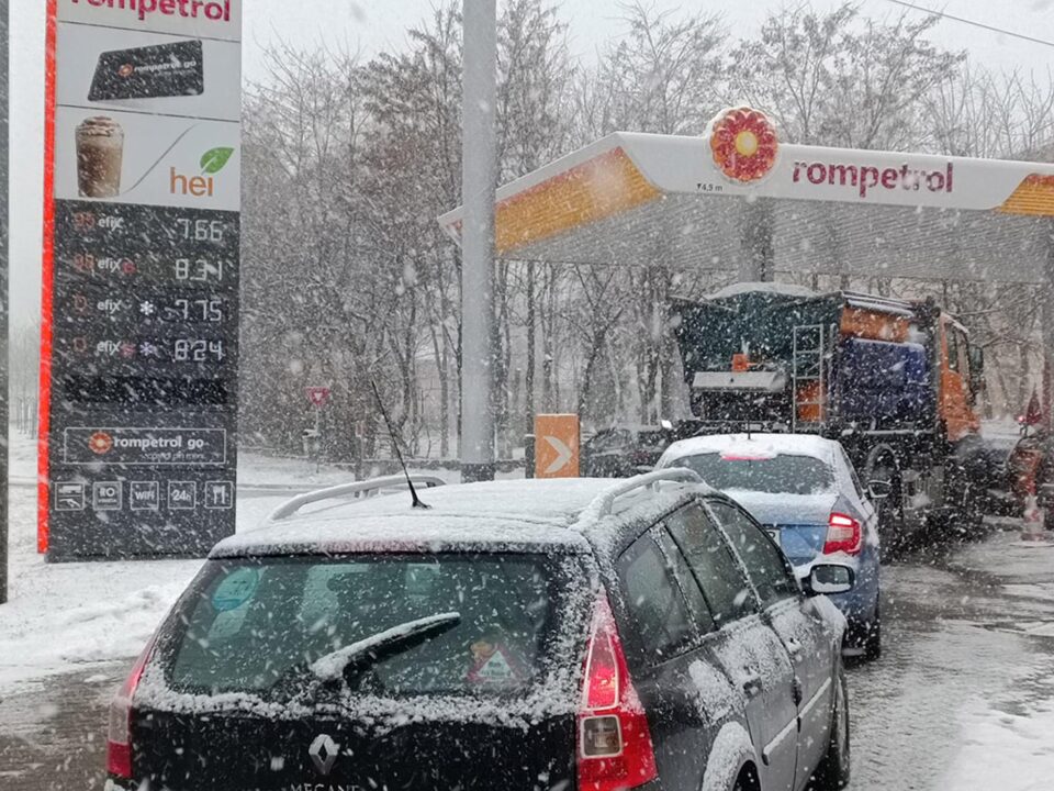 Cozile de mașini pe zeci de metri au persistat în cursul dimineții de joi, la Rompetrol