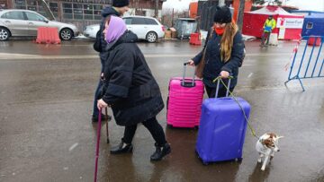 Cu munca de-o viață, într-o valiză