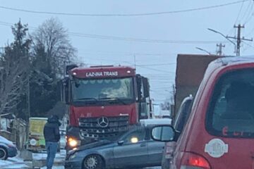A derapat în timp ce depășea un camion și a intrat în vehiculul greu