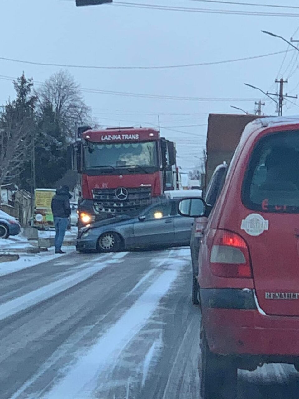 A derapat în timp ce depășea un camion și a intrat în vehiculul greu