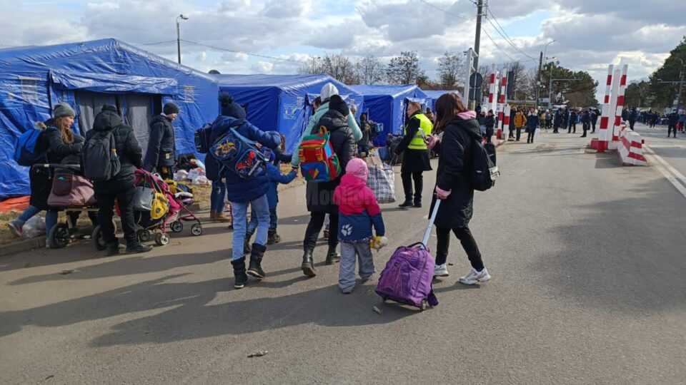 În taberele temporare de refugiați mai erau, vineri dimineață, 296 de oameni