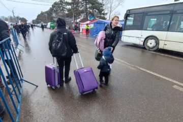 Oamenii vin din cealaltă parte a frontierei doar cu ce au reușit să pună într-o valiză