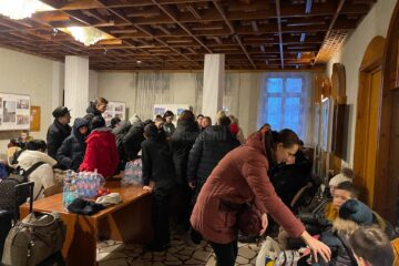 Familii de refugiați pregătite de plecarea din sediul Dom Polski Suceava