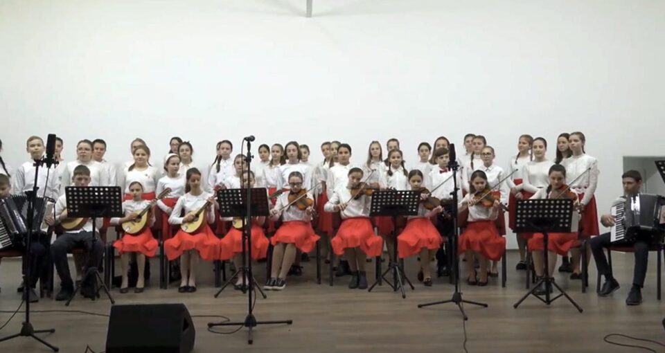 Elevii Școlii Gimnaziale „Cristofor Simionescu” Plopeni au organizat un spectacol dedicat mamei Elevii Școlii Gimnaziale „Cristofor Simionescu” Plopeni au organizat un spectacol dedicat mamei