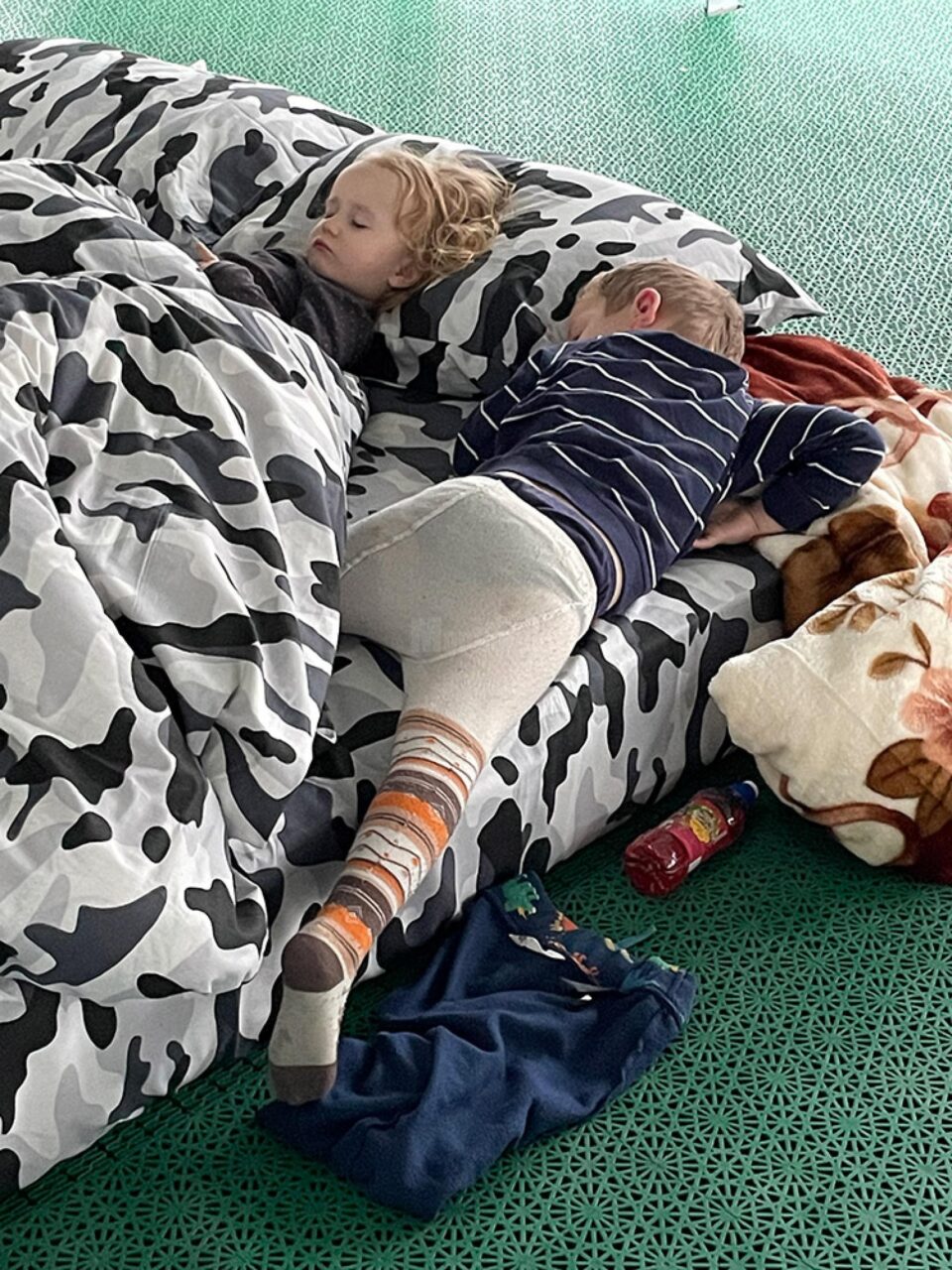 Cei mai mulți refugiați, 162, sunt cazați în sala de sport din comuna Dumbrăveni
