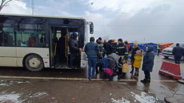 Angajații de la ISU îi ajută pe cei care vin de dincolo de graniță să-și transporte bagajele și copiii