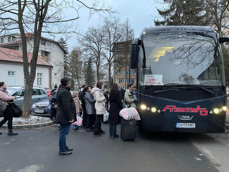 Familii de ucraineni pleacă spre Ucraina
