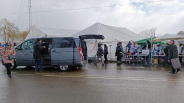 În ciuda frigului, voluntarii sunt în continuare pe poziții