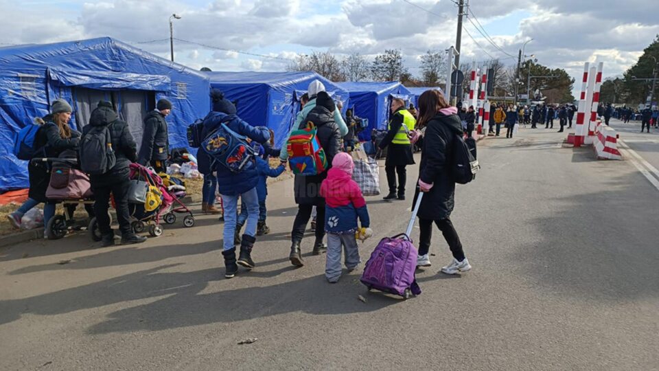 În taberele temporare de refugiați mai erau, vineri dimineață, 296 de oameni