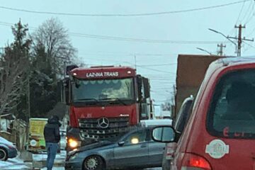 A derapat în timp ce depășea un camion și a intrat în vehiculul greu