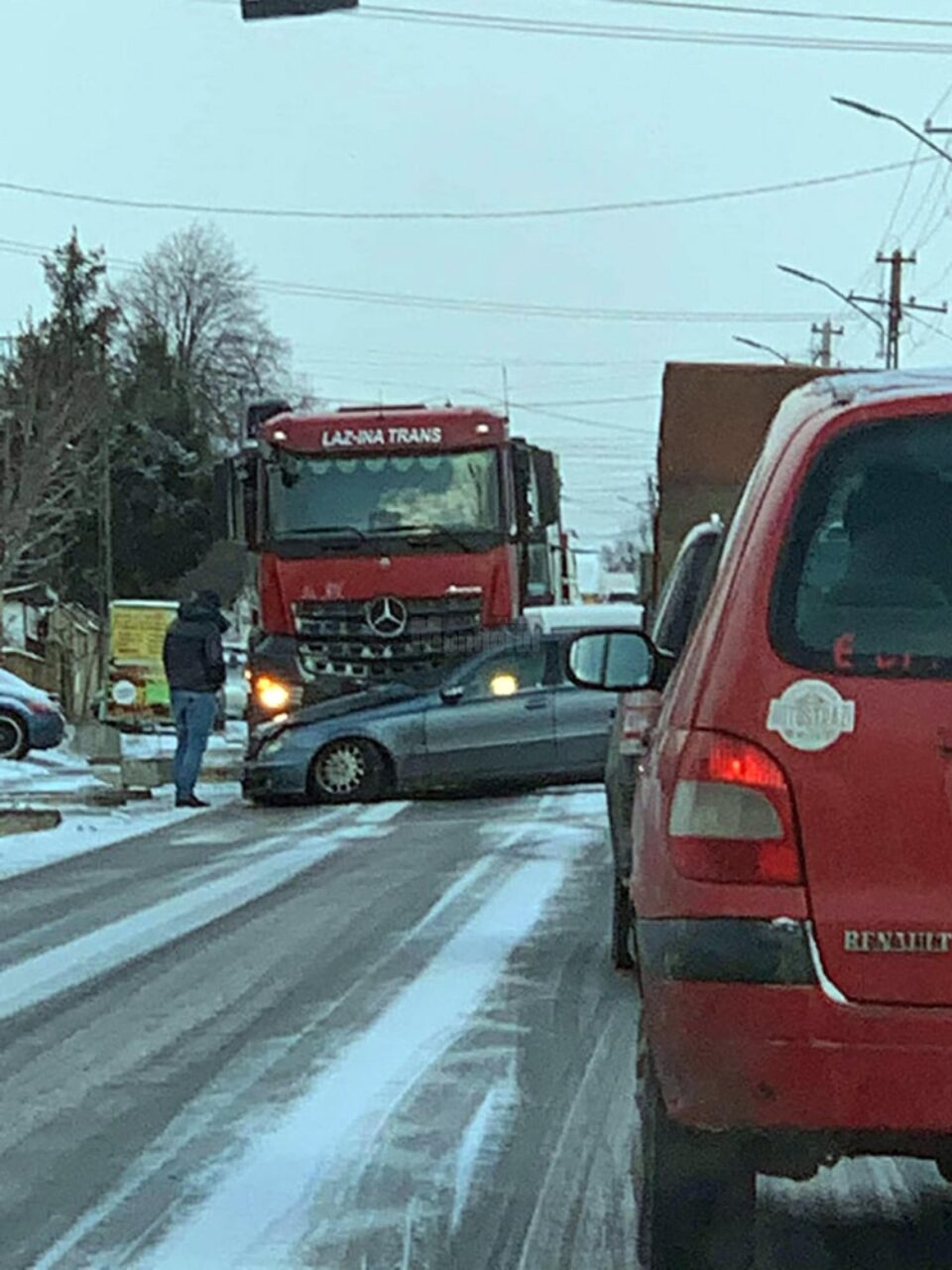 A derapat în timp ce depășea un camion și a intrat în vehiculul greu