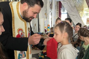 Zeci de copii ucraineni din adăpostul pentru refugiați amenajat la Hotelul Mandachi au fost împărtășiți vineri dimineață de preoți suceveni