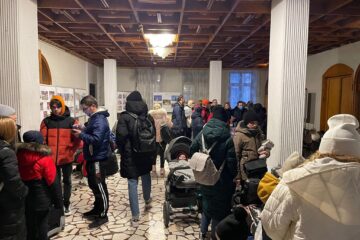 Familii de refugiați pregătite de plecarea din sediul Dom Polski Suceava