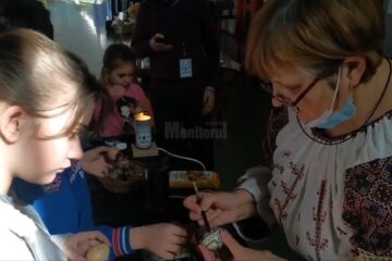 Atelier de încondeiat ouă în tabăra de refugiați de la Școala „Miron Costin” din Suceava