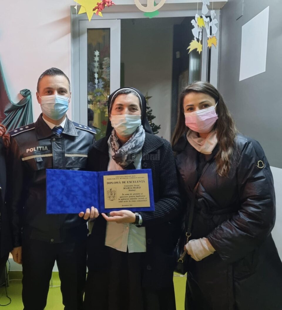 Plachetă și o diplomă de excelență, acordată Centrului Social Maria Ward din Rădăuți Plachetă și o diplomă de excelență, acordată Centrului Social Maria Ward din Rădăuți