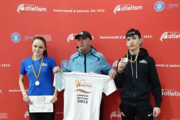 Antrenorul Cristian Prâsneac, încadrat de cei doi campioni naționali